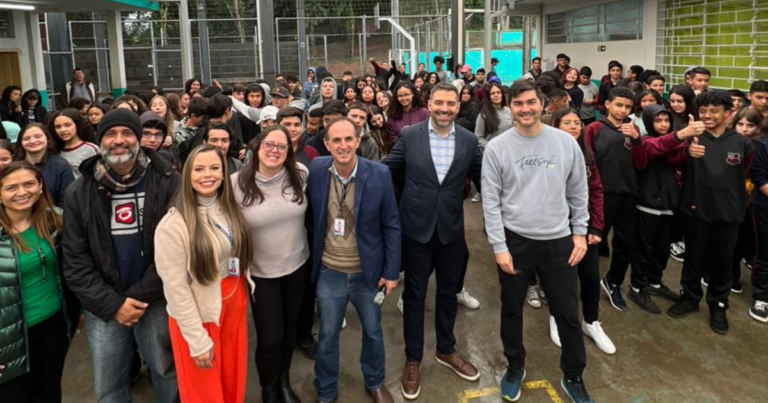 Leia mais sobre o artigo Denian Couto volta a enviar recursos para escolas de Araucária