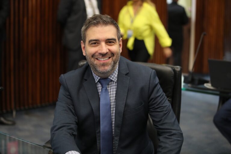 Leia mais sobre o artigo Denian Couto comemora números do emprego e da educação no Paraná