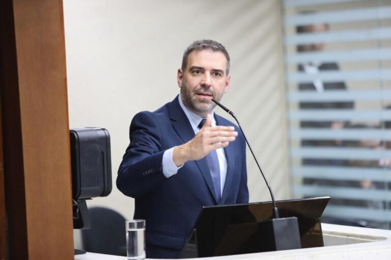 Leia mais sobre o artigo Deputado Denian Couto oficializa filiação ao PL e reforça projeto de reeleição