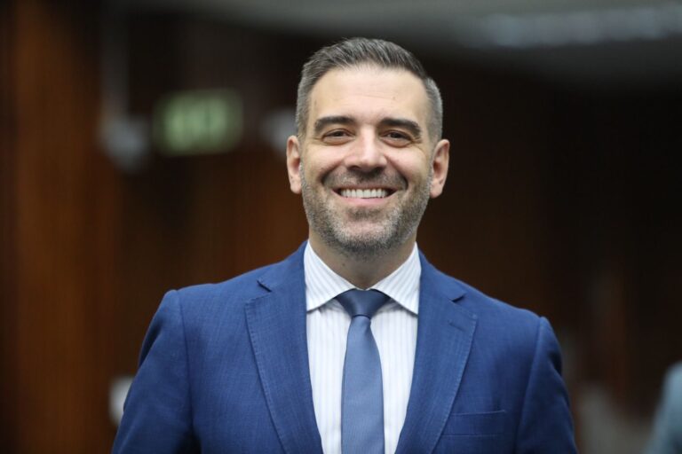 Leia mais sobre o artigo Pinhais faz aniversário e Denian Couto reforça título honorário