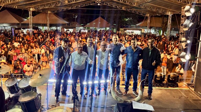 Leia mais sobre o artigo Denian Couto prestigia a festa e reafirma compromisso com Rio Bom