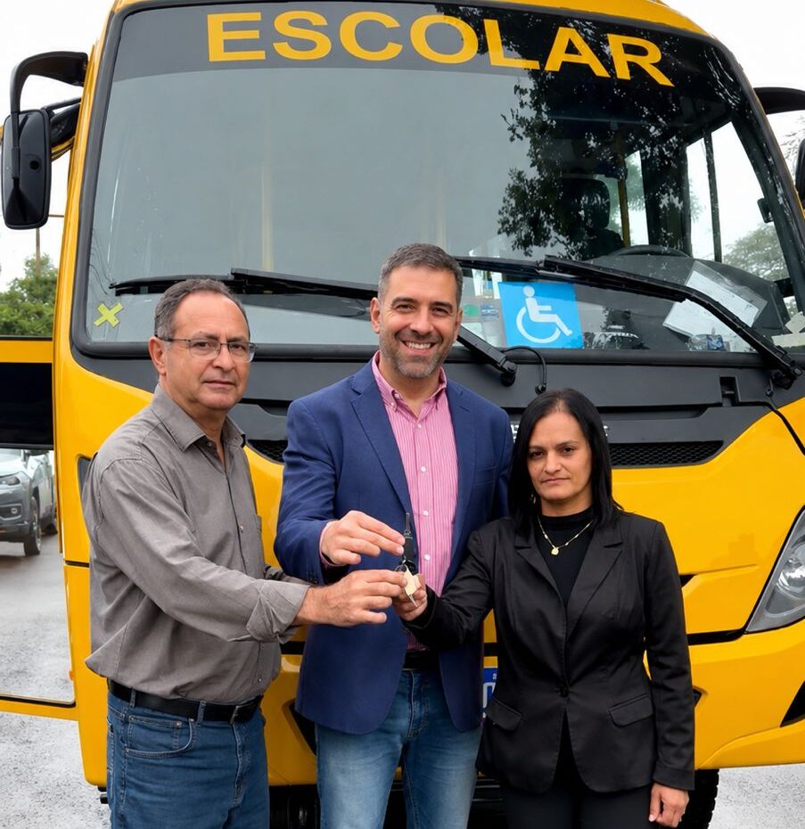No momento, você está visualizando Educação de Iguaraçu ganha reforço com novo ônibus escolar viabilizado por Denian Couto