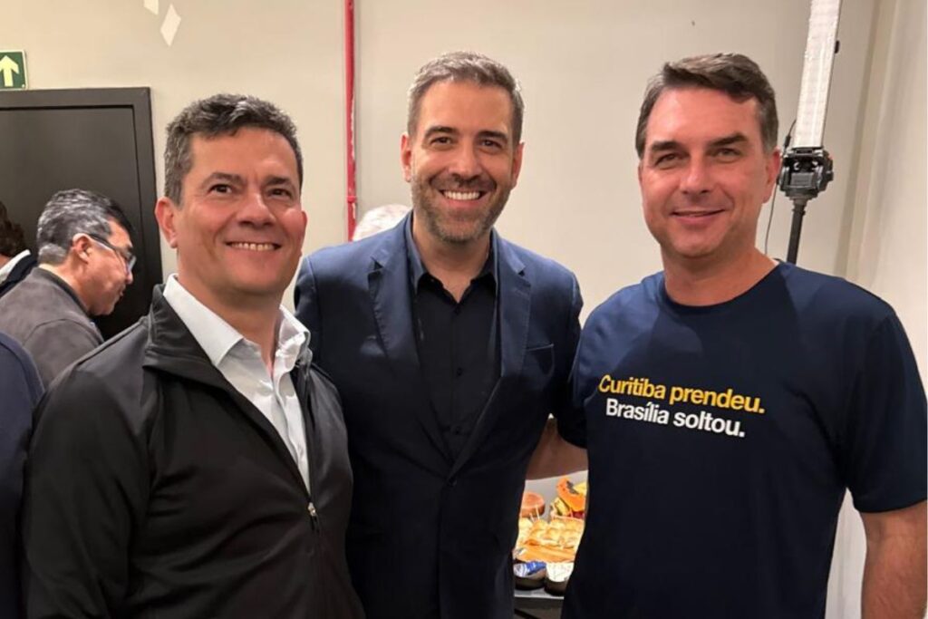 Denian Couto se junta aos senadores Sergio Moro e Flávio Bolsonaro.