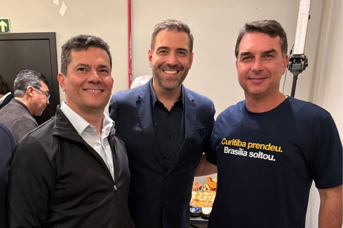 No momento, você está visualizando Com a presença de Flávio Bolsonaro, deputado Denian Couto prestigia lançamento de pré-candidatura de Sergio Moro em Curitiba